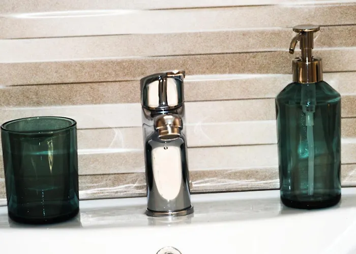 Elena's Nest קסטוריה