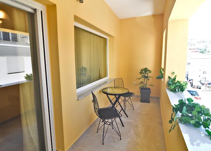 Elena's Nest קסטוריה